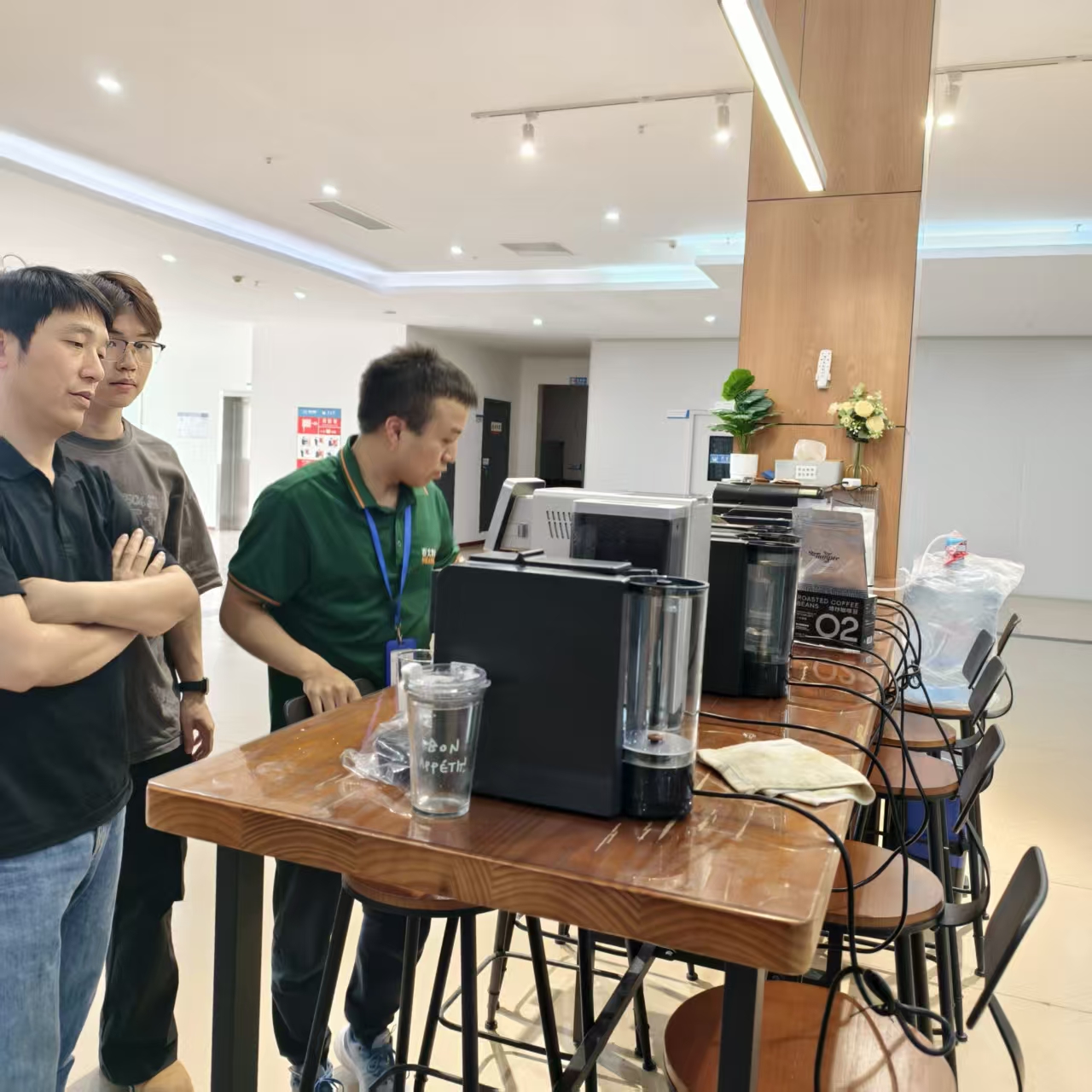 Aosom E-COMMERCE INC. အထွေထွေမန်နေဂျာ Tang သည် Seaver သို့လာရောက်ပြီး အလိုအလျောက်ကော်ဖီစက် SV205 ကို စစ်ဆေးကြည့်ရှုသည် ။