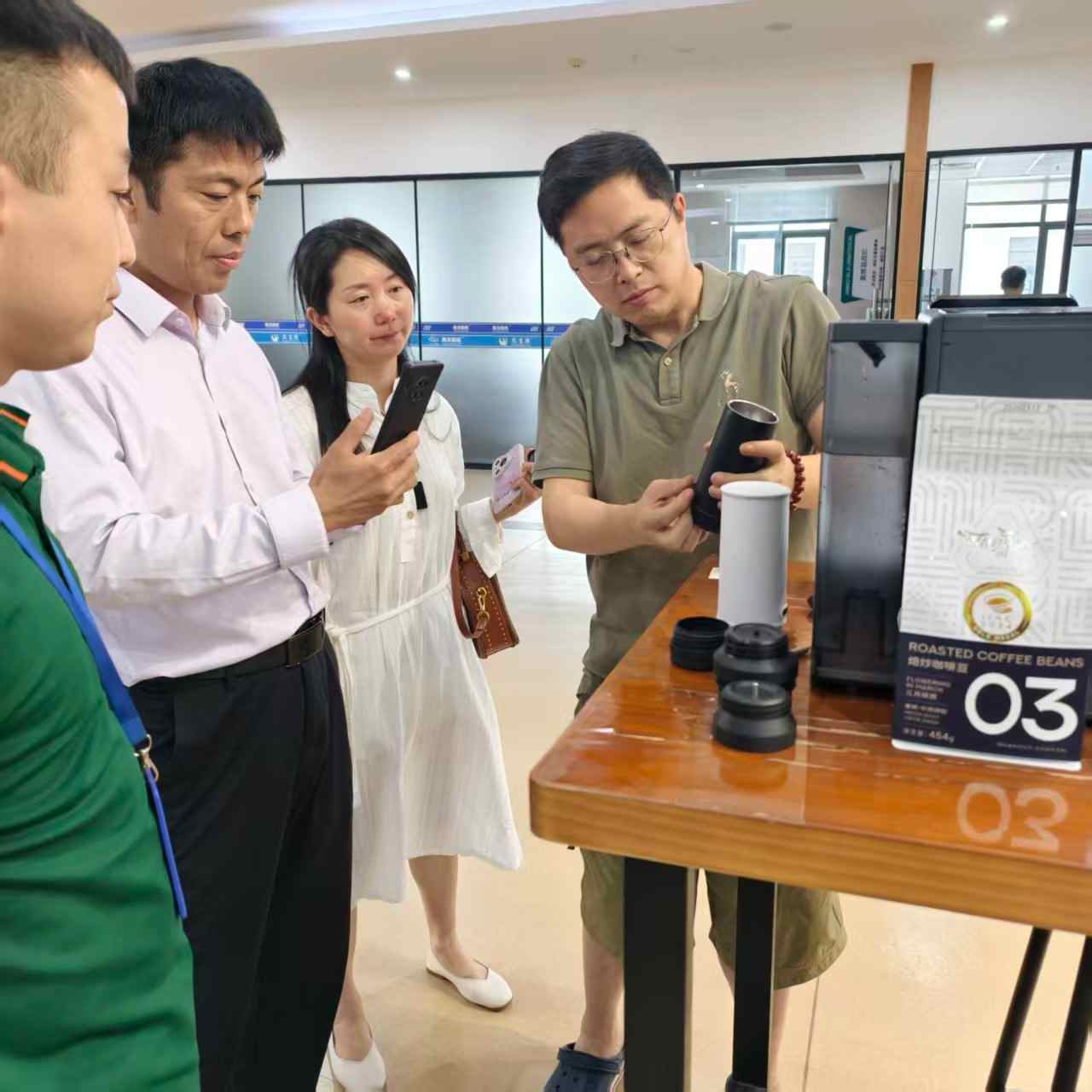 Capsule ကော်ဖီစက် SV837 SV835 နှင့် အိတ်ဆောင်ကော်ဖီစက်အသစ် SV610 စစ်ဆေးခြင်းအတွက် Client ထံလာရောက်လည်ပတ်သည်