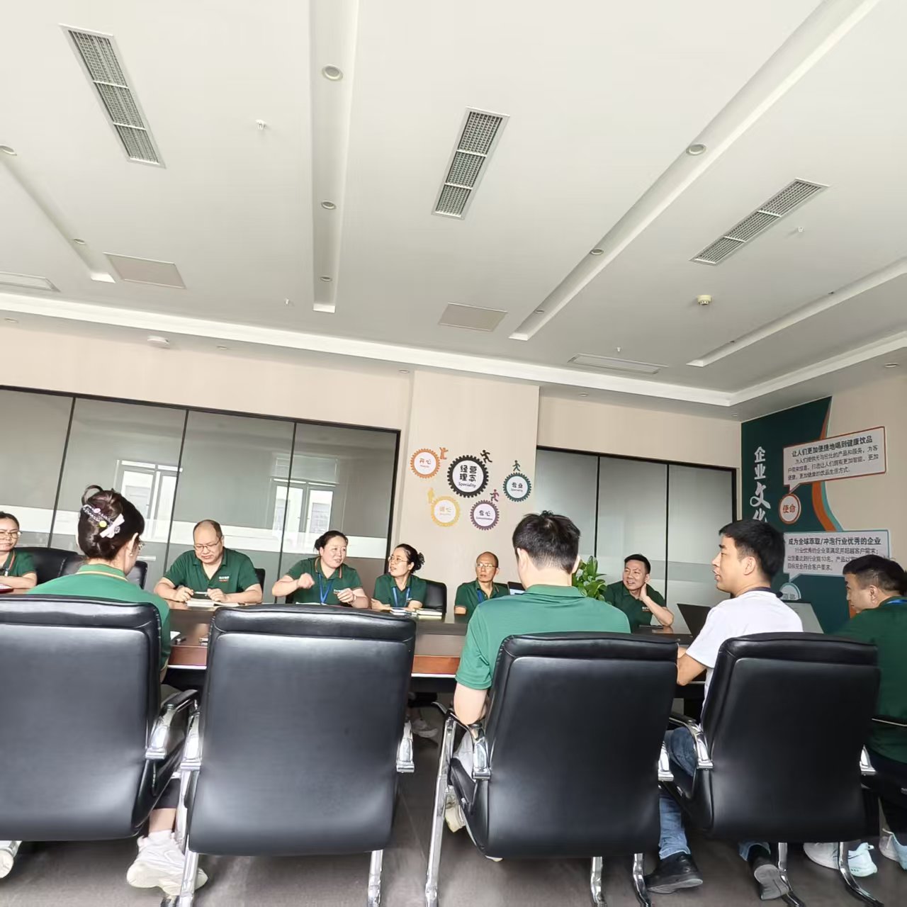 ကမ္ဘာလုံးဆိုင်ရာ အိမ်တွင်းကော်ဖီဈေးကွက်တွင် အပြည့်အဝအလိုအလျောက်ကော်ဖီစက် SV205 ကို အဘယ်အရာက ထင်ရှားစေသနည်း။